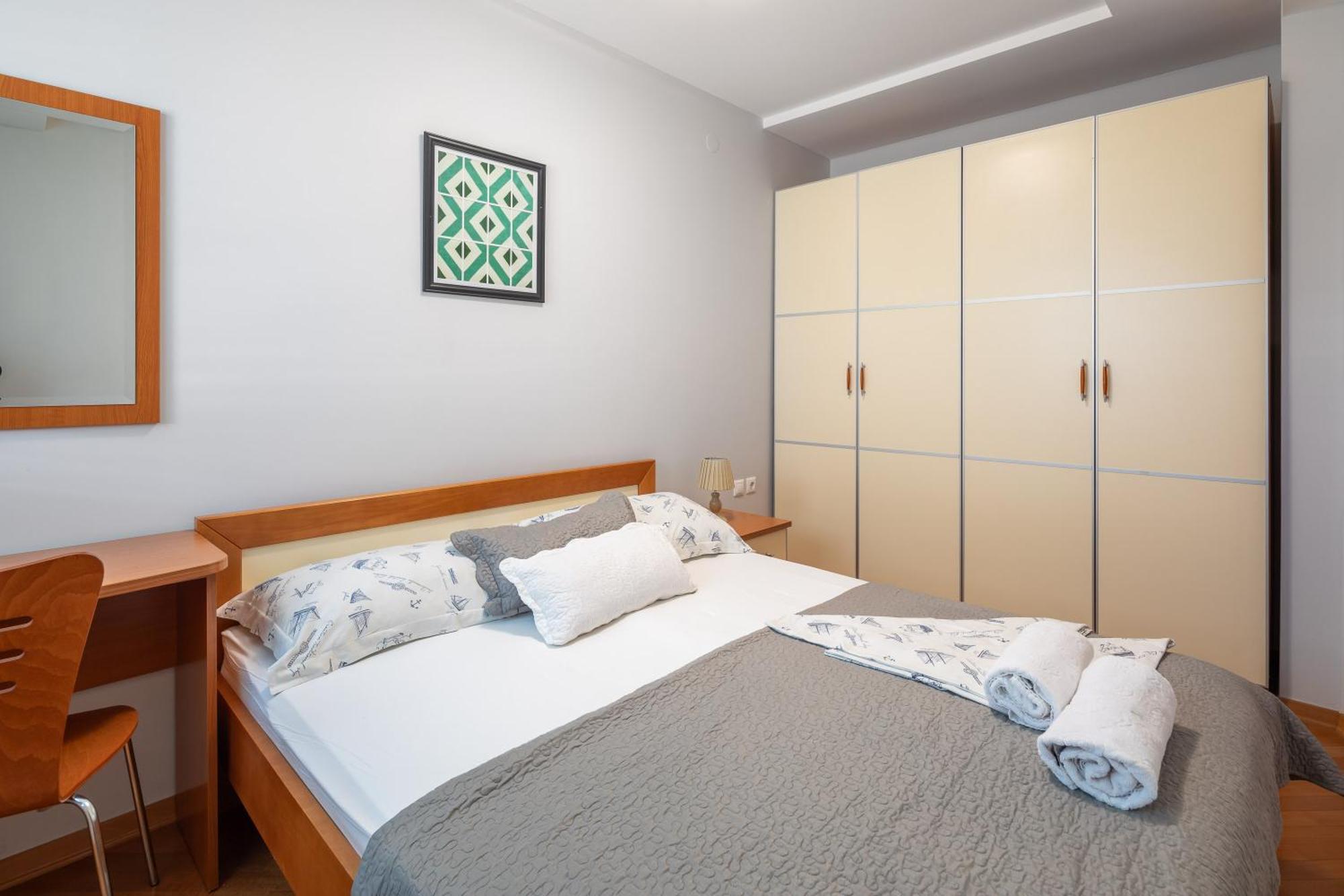 Brkic Apartments With Private Parking Makarska Habitación foto