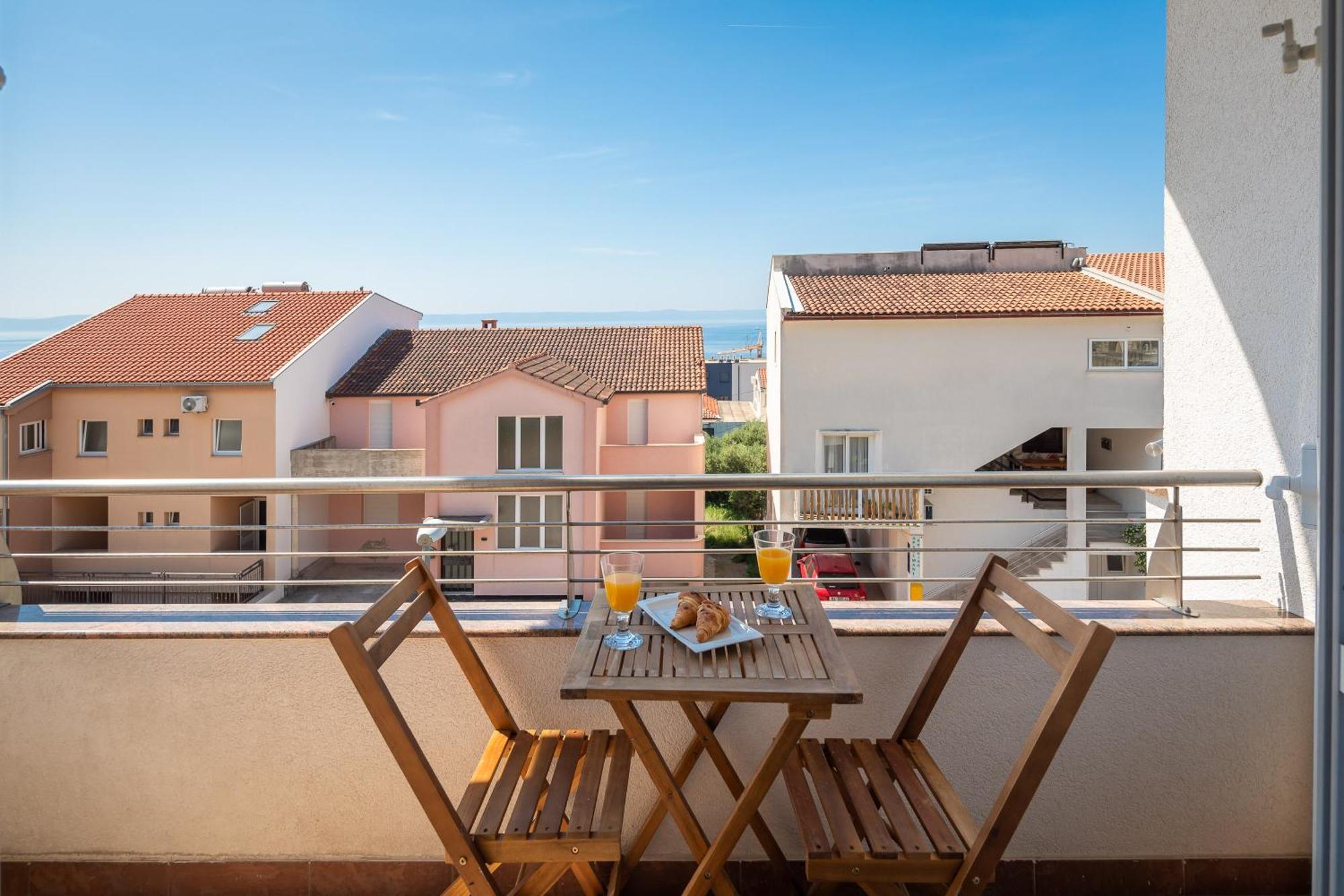 Brkic Apartments With Private Parking Makarska Habitación foto